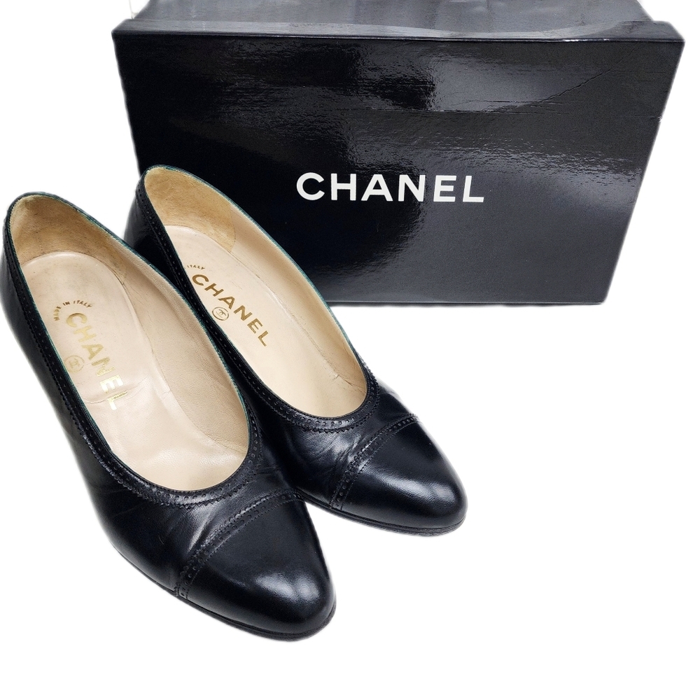 Auth Vintage 80s Chanel pump with patent